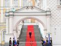 El presidente ruso, Vladimir Putin, baja los escalones para dirigirse a las tropas del Ministerio de Defensa