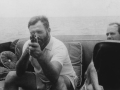 Ernest Hemingway a bordo de su barco "El Pilar' en 1935
