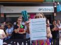 Una afectada muestra una hoja de reclamaciones en una concentración frente a la oficina de Endesa en Sevilla