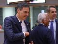 Pedro Sánchez, en primer plano, con el presidente de Portugal, Antonio Costa, y el de Grecia, Kyriakos Mitsotakis, de fondo