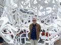 El artista Jaume Plensa, posa junto a 'Nómada Blanco', en su exposición de Mons