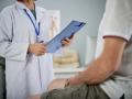 Un hombre pasando un examen médico