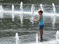 Un niño juega en la fuente de agua en Grand Park en Los Ángeles, California