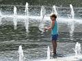 Un niño juega en la fuente de agua en Grand Park en Los Ángeles, California