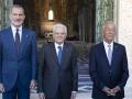 El presidente italiano Sergio Mattarella (C), el Rey Felipe VI (L) y el presidente de Portugal, Marcelo Rebelo de Sousa (R), durante su visita a Palermo, Italia