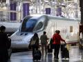 23/12/2022 Varios viajeros cogen el Ave en la Estación María Zambrano de la capital, en el primer día de la Operación salida Navidad 2022. A 23 de diciembre de 2022 en Málaga (Andalucía, España). La 'Operación Navidad' de Renfe, incluye la puesta en servicio de más de 1.000 trenes al día en sus servicios de AVE, Avlo, Alvia, Euromed, Intercity, Avant y Media Distancia. Esta oferta navideña evita la circulación de 2,5 millones de automóviles, lo que supone un ahorro de cerca de cuatro millones de litros de gasolina, y la correspondiente reducción en emisiones de dióxido de carbono (CO2) a la atmósfera.
ECONOMIA 
Álex Zea - Europa Press