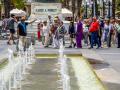 Turistas, cuya mayoría provienen  del crucero anclado en el puerto de Cádiz, en la Plaza de San Juan de Dios, donde se encuentra el Ayuntamiento de la capital a 27 de abril del 2023. La Autoridad Portuaria de la Bahía de Cádiz (APBC) ha señalado que el tráfico de cruceros registra una importante actividad en los dos primeros meses del año, escalando hasta el cuarto puesto a nivel nacional en número de escalas, compartido con Baleares. En total se han contabilidad 27 escalas y 51.281 pasajeros.
Eduardo Briones / Europa Press
(Foto de ARCHIVO)
27/4/2023