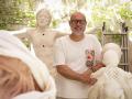 El imaginero Javier Viver, entre varias de sus esculturas en el patio del estudio