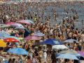 Numerosos bañistas disfrutan de la playa para paliar la ola de calor