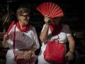 Dos mujeres alivian con abanicos el calor este lunes en Pamplona donde