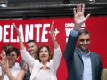 El presidente del Gobierno, Pedro Sánchez, junto a las ministras de Política Territorial, Isabel Rodríguez (i) y de Hacienda, María Jesús Montero