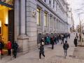 Varias personas hacen cola para contratar Letras del Tesoro, en el Banco de España