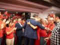 Pedro Sánchez a su llegada a Ferraz tras el debate, con Santos Cerdán aplaudiendo