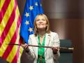 La nueva presidenta de la Diputación de Barcelona, Lluïsa Moret, posan con la vara de su nuevo cargo