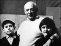El pintor Pablo Ruiz Picasso con sus hijos, Claude y Paloma