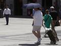 Un hombre se protege del sol con un paraguas en Madrid
