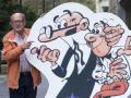 El dibujante Francisco Ibañez, posa con sus personajes, Mortadelo y Filemón