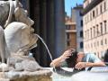 Un niño se refresca en la fuente de la Piazza della Rotonda en Roma