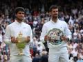 Carlos Alcaraz y Novak Djokovic posan ante los medios de comunicación con los trofeos correspondientes
