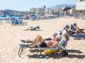 Numerosas personas toman el sol en la playa de Poniente, Alicante