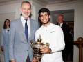 Carlos Alcaraz posa con el título de Wimbledon junto al Rey Felipe VI