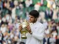 Carlos Alcaraz posa con el título de Wimbledon