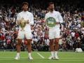 Carlos Alcaraz junto a Novak Djokovic en la ceremonia de trofeos