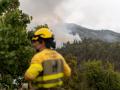 Agentes de los Equipos de Intervención y Refuerzo en Incendios Forestales (EIRIF) del Gobierno de Canarias intervienen en el incendio de La Palma