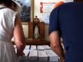 La gente recoge papeletas para votar el día de las elecciones generales anticipadas en un colegio electoral.