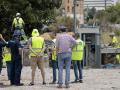 Personal de ADIF, operarios y agentes de la Policía Nacional trabajan para solucionar los incidentes provocados por un incendio en el pozo de bombas de agua del túnel de San Isidro