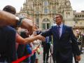 SANTIAGO DE COMPOSTELA, 25/07/2023.- El líder del PP, Alberto Núñez Feijóo, saluda tras participar en la ofrenda al apóstol, este martes en Santiago, en el día en que Galicia celebra su festividad. EFE/ Lavandeira