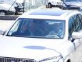 El deportista Pedro Campos (d) y el Rey emérito (i) en coche tras su llegada al aeropuerto de Vigo