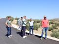 El vicepresidente primero y delegado de Infraestructuras, sostenibilidad y Agricultura de la Diputación de Córdoba, Andrés Lorite (centro), en su visita a Valenzuela