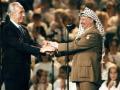 Mano a mano entre Yasser Arafat y Shimon Peres en 1994; (add.info.: El 14 de septiembre de 1994, en Oslo, el ministro israelí de Asuntos Exteriores Shimon Peres y el líder del OLP se dan la mano tras la firma del acuerdo de paz); .
