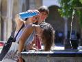 Unas turistas se refrescan en la Fuente de los Naranjos de la mezquita-catedral de Córdoba