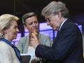 Ursula von der Leyen y Thierry Breton, en presencia de la comisaria Margrethe Vestager