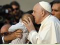 Los bebés han acompañado al Papa hasta el altar de Fátima