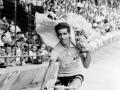 Bahamontes sonríe mientras celebra la victoria en el Tour de Francia del año 1959, la primera de un español en la principal carrera ciclista