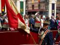 El Rey Felipe junto a la Princesa Leonor (i) durante la entrega de despachos a los nuevos oficiales del Ejército de Tierra en Zaragoza