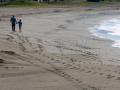 MLG 26-04-2020.-Niños malagueños disfrutan del permiso de una hora al aire libre, en las playas de la ciudad, tras la apertura de las mismas por parte del consistorio de la capital por el COVID-19, en la imagen playa de La Malagueta.-ÁLEX ZEA.