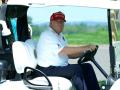 El expresidente Donald Trump conduce un carrito de golf en un club de Nueva Jersey