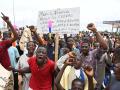 Partidarios de los militares golpistas de Níger se manifiestan en Niamey frente a una base aérea francesa