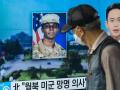 Una foto del soldado estadounidense Travis King (centro) es publicada en un medio de Corea del Sur