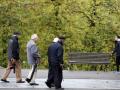 Pensionistas paseando