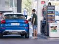 Una persona reposta en una gasolinera en Móstoles.