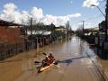 Un equipo de rescate recorre en kayak una calle inundada en Santa Cruz, Chile