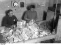 Funcionarios alemanes recolectando el papel moneda devaluado, enero de 1924