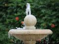 Fuente de agua en un jardín