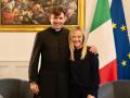 Giorgia Meloni y sacerdote antimafia