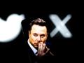 Elon Musk junto a los símbolos de Twitter y X